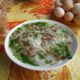traditionelle vietnamesische Nudelsuppe "Pho", Essen und Trinken in Vietnam