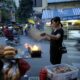 Straßenverkauf am Abend in Vietnam