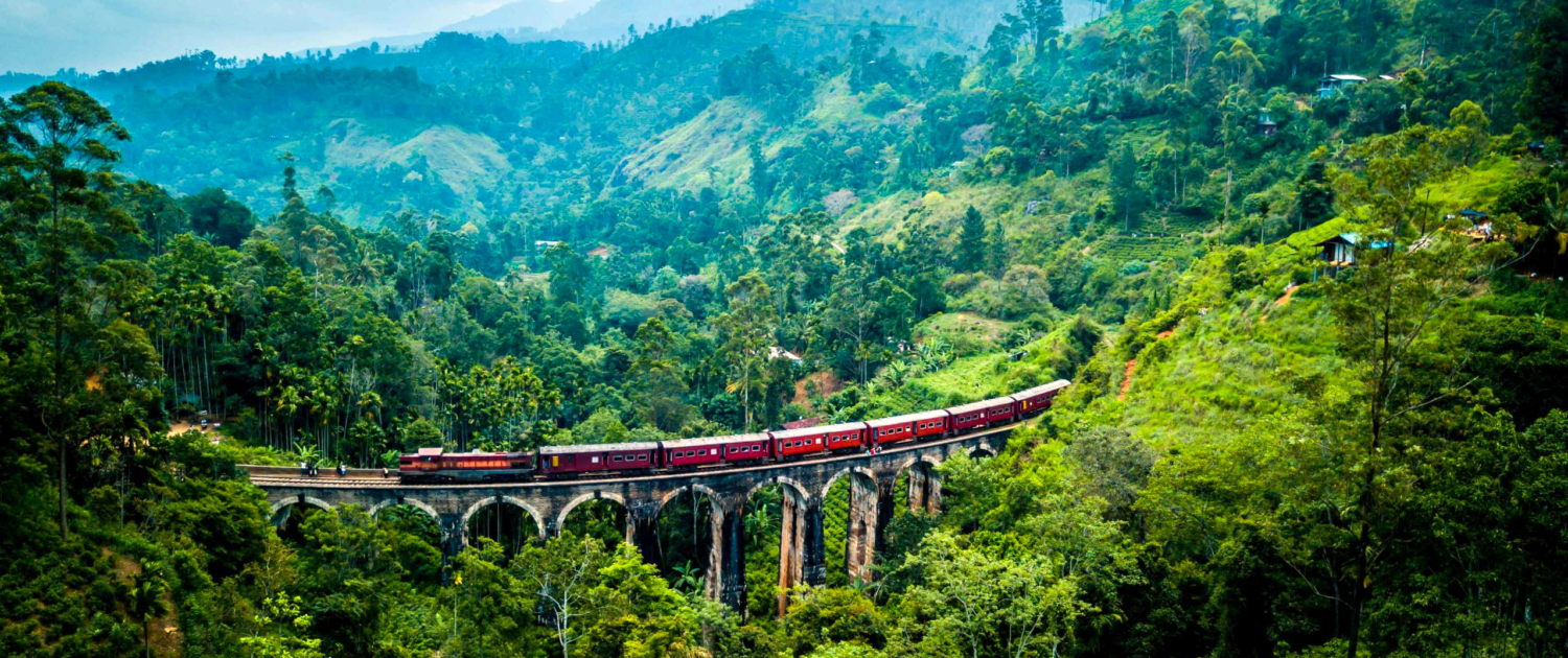 Zugfahrt in den grünen Hügeln Sri Lankas
